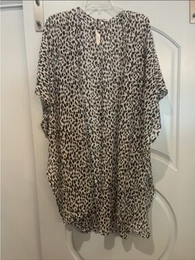 Victoria's Secret Black and White Leopard Print kimono/ cover-up. NEW!